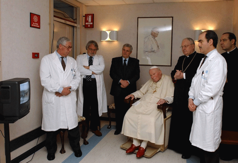 Papa Ivan Pavao II s osobljem u bolnici - Kad papa ode u bolnicu: Velika je razlika u onome što su učinili papa Franjo i Ivan Pavao II