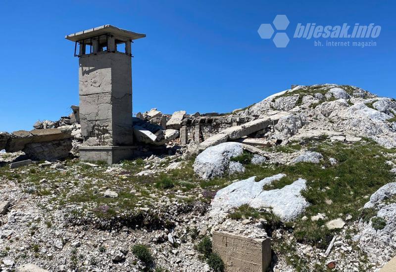 Porušeni ostaci vojnih objekata na vrhu Brasina - Liftom u srce planine Velež