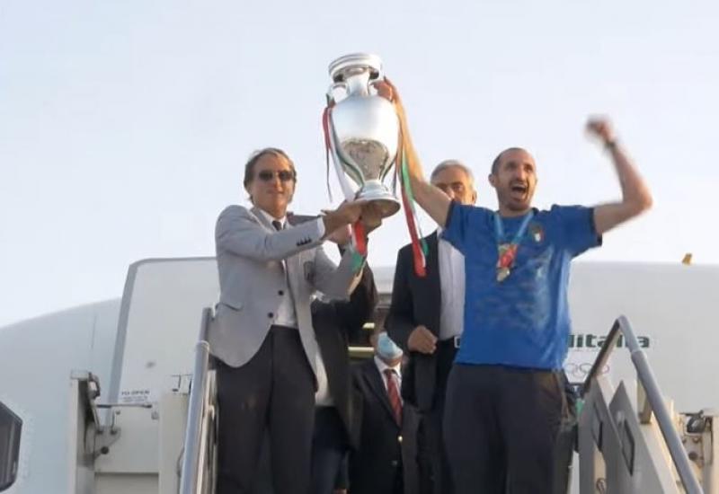 Giorgio Chiellini ponosno je pokazivao pobjednički pehar  - Tisuće navijača dočekale nove prvake
