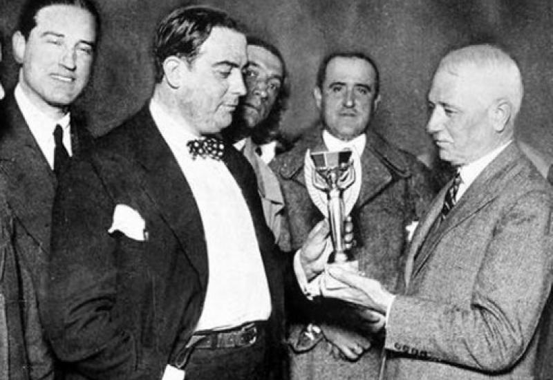 Predsjednik Fife Jules Rimet presents uručuje pehar svjetskog prvaka predsjedniku nogometnog saveza Urugvaja Raúlu Judeu - Sve je počelo na današnji dan 1930. godine u Montevideu