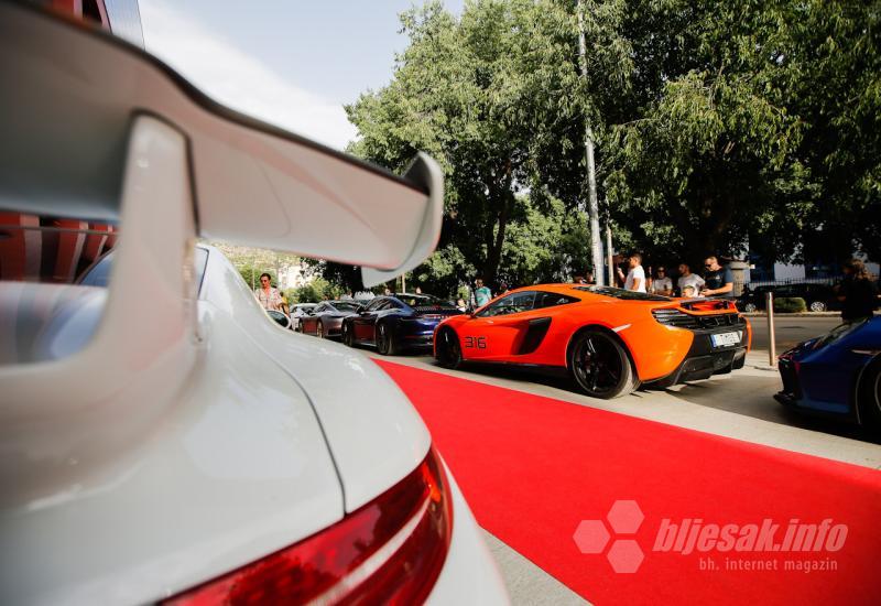 VIDEO| Mostarci 'parili' oči luksuznim automobilima 
