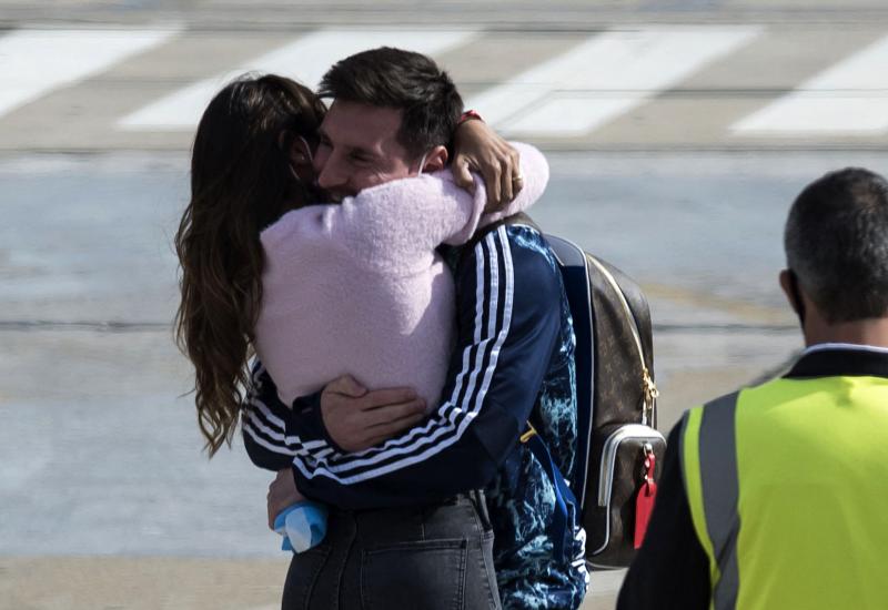 Messija je u Rosariju dočekala supruga Antonella Roccuzzo  - Messijev let odgođen zbog dojave o bombi