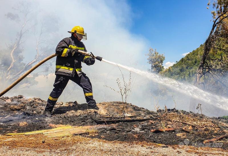Požar u Slipčićima: Gori šuma