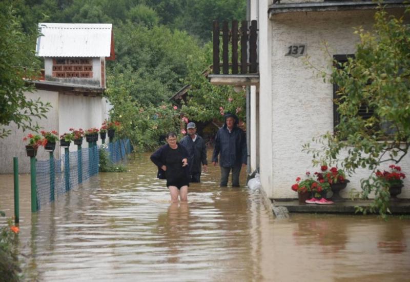 Velika poplava u Slavoniji, rijeke teku naseljima 