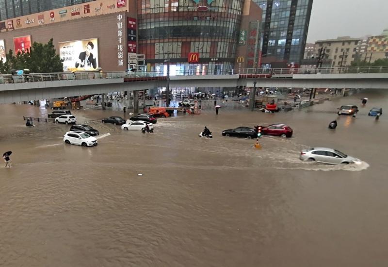 Poplave pogodile Kinu, gradovi pod vodom 