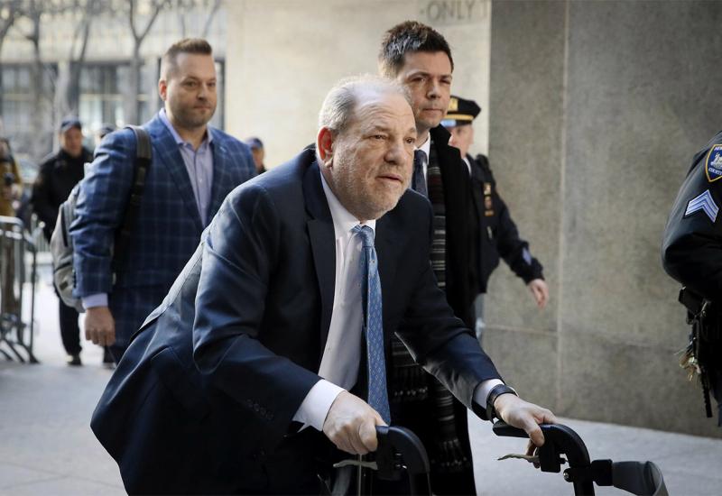 Weinstein na sud došao u kolicima, negirao krivnju za silovanja