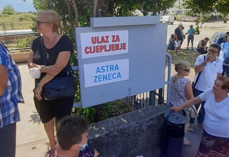 Građani pohrlili na cijepljenje u Metković  - Građani BiH pohrlili na cijepljenje u Metković 