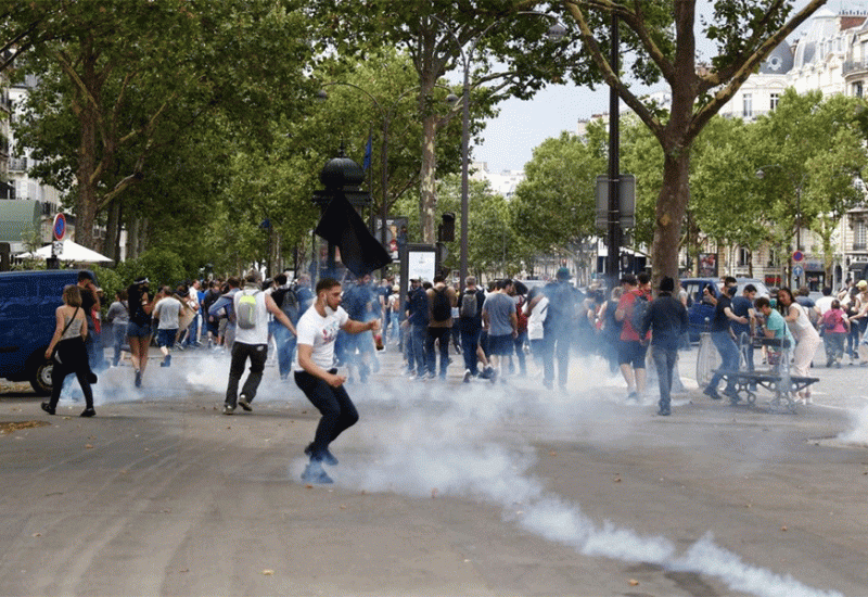 Francuzi prosvjeduju protiv covid mjera - Francuzi prosvjeduju protiv covid mjera, u Parizu ih policija tjerala suzavcem