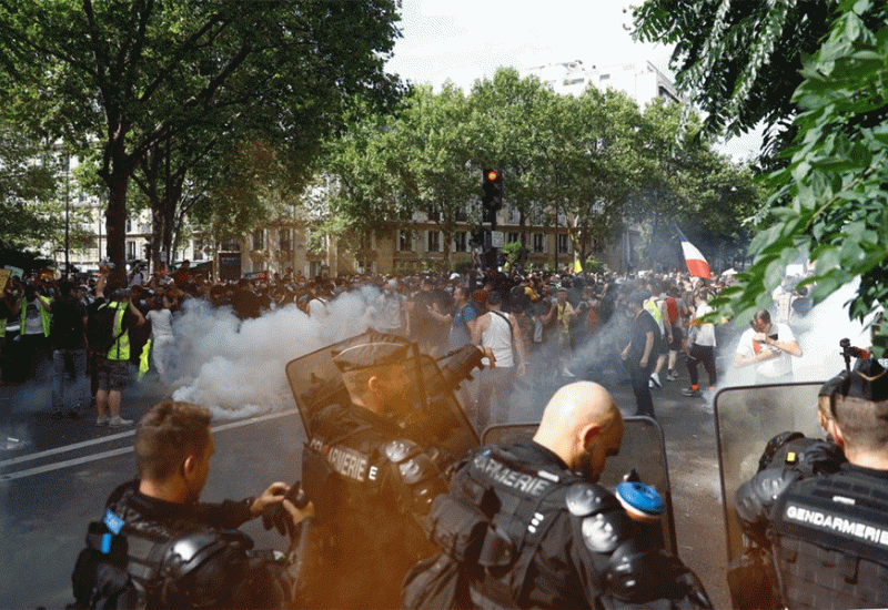 Francuzi prosvjeduju protiv covid mjera, u Parizu ih policija tjerala suzavcem