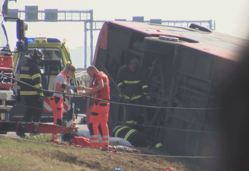 Više osoba poginulo u slijetanju autobusa kod Slavonskog Broda - Najmanje deset osoba poginulo je u slijetanju autobusa kod Slavonskog Broda