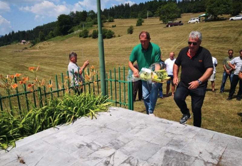 Polaganje cvijeća ispred spomenika - Korona ubila koridu: Organizatori položili cvijeće i okrenuli ražanj