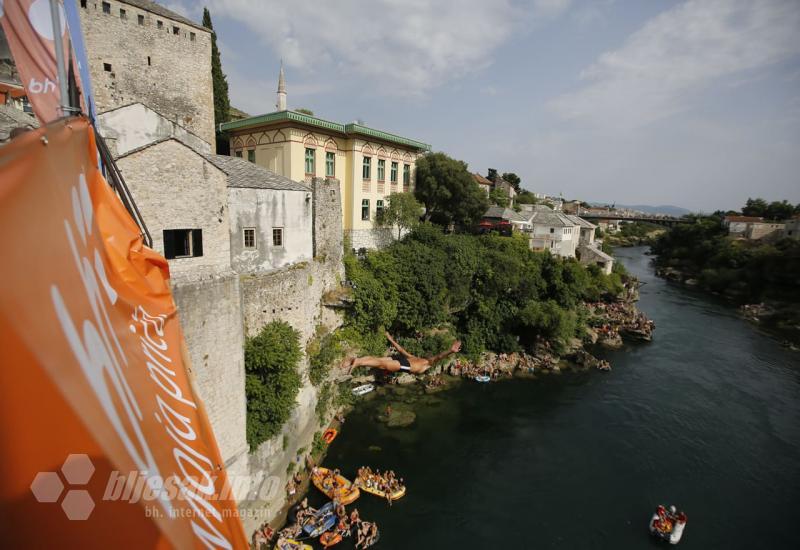FOTO|Tradicionalni skokovi sa Starog mosta - Dragan Milnović i Emel Tiro pobjednici!