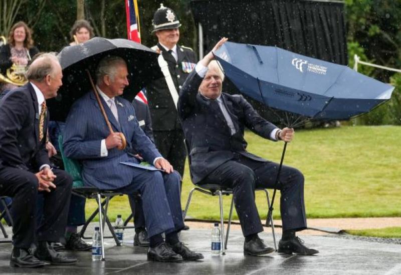 Premijerov kišobran se otvorio, ali se  - Novalić nije jedini: Kako britanski premijer pokušava ukrotiti kišobran!?