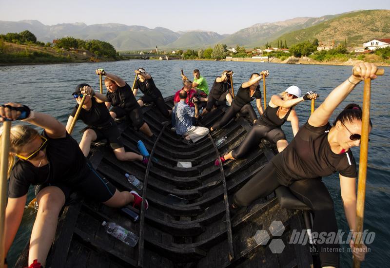 Treniraju na Mostarskom jezeru... - Mostarske lađarice: Planinarske štapove zamijenile veslima