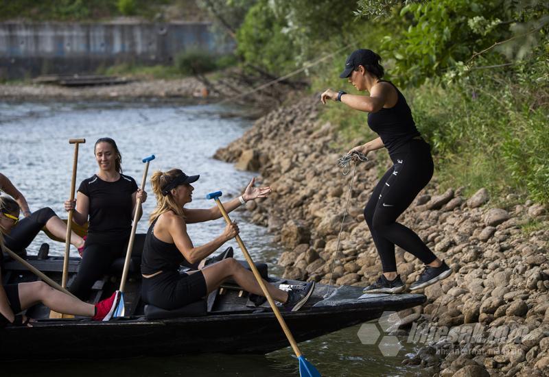 Treniraju na Mostarskom jezeru... - Mostarske lađarice: Planinarske štapove zamijenile veslima