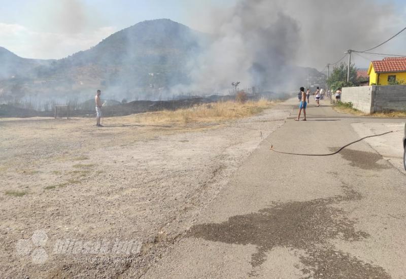 Gori i u Rodoču: Vatrogasci i mještani brane kuće od požara