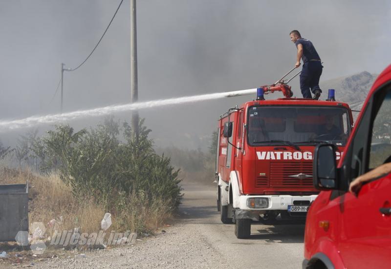 Rodoč: Vatrogasci i mještani brane kuće od požara - Gori i u Rodoču