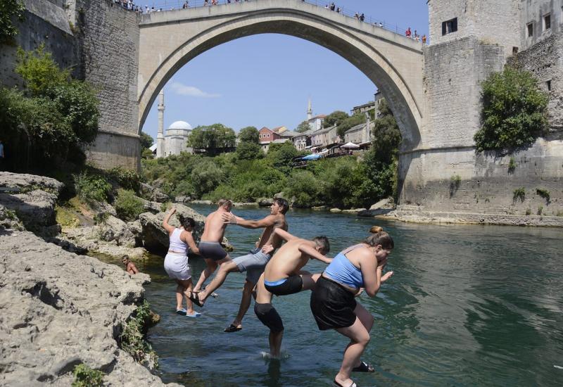 I turisti se kupaju u Neretvi