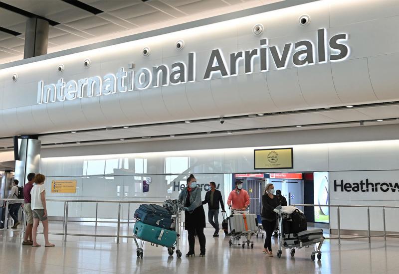 Nove britanske mjere o putovanjima: Zagrljaji i suze na Heathrowu