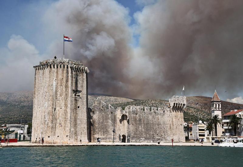 Veliki požar u Trogiru, kanaderi gase vatrenu stihiju 