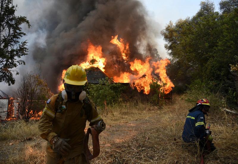 Požar u Grčkoj okružio samostan, svećenici odbijaju otići 