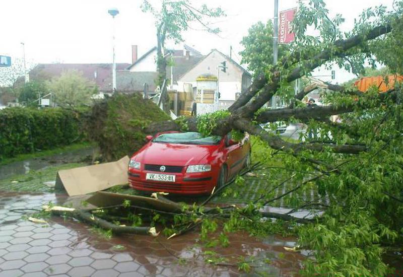 Olujno nevrijeme poharalo Slavoniju, srušena stabla i oštećeni automobili 