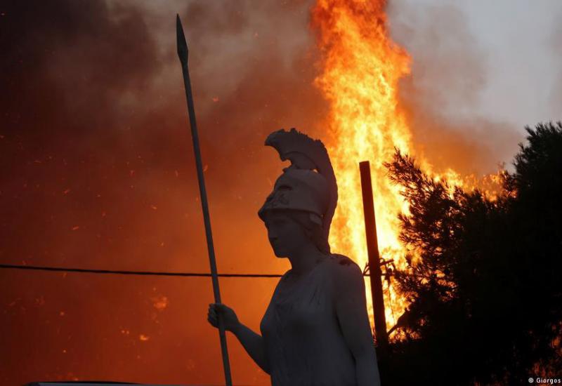 Tisuće evakuiranih u Grčkoj, stradale dvije osobe 