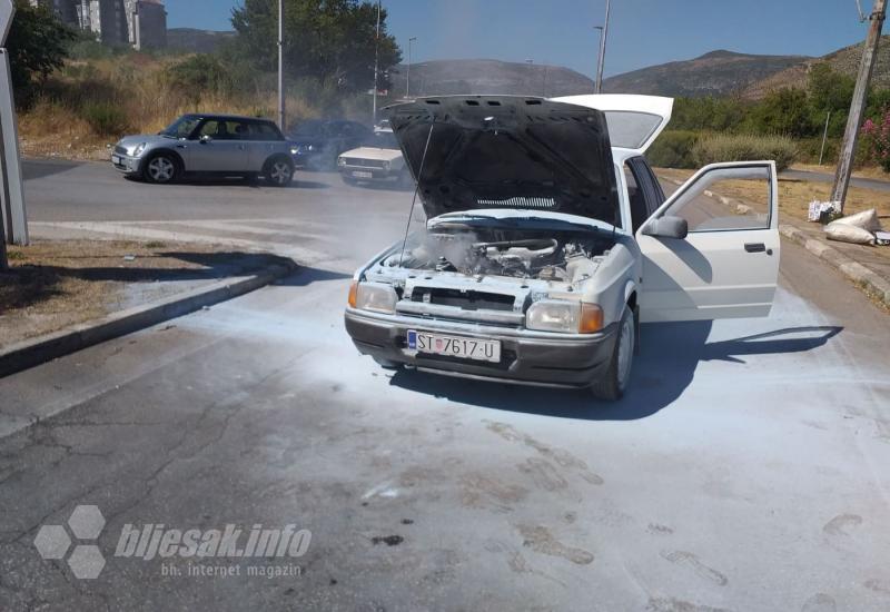Buktinja u Mostaru: Zapalio se auto u vožnji