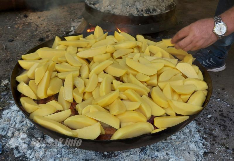 Međunarodna Pekijada kod Vareša, natjecanje u pripremi najukusnijeg jela ispod sača