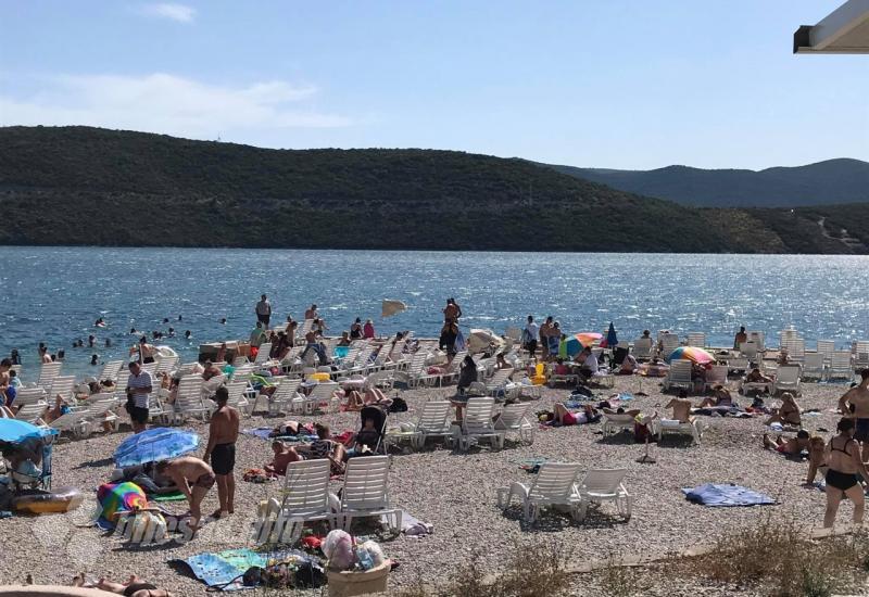 Ljeto za pamćenje na hercegovačkom moru  - Brojni turisti potražili osvježenje u moru 