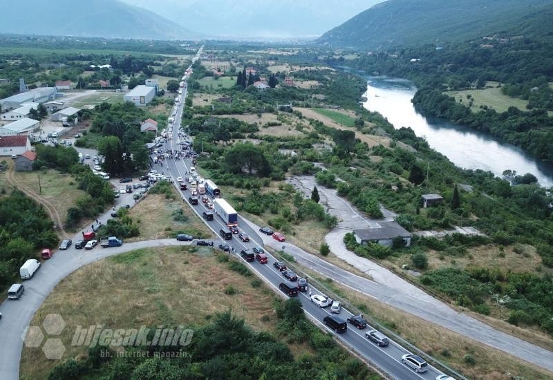 Povratak s Jadrana: Duge kolone vozila od Mostara do Sarajeva
