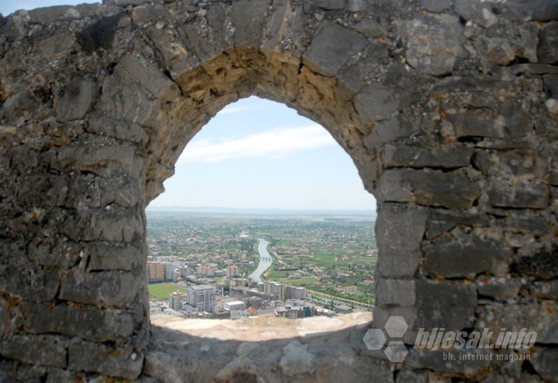 Pogled s utvrde - Lješ: Skenderbegovo vječno počivalište i gradić iznad kojeg lebdi duh mnogih naših fratara