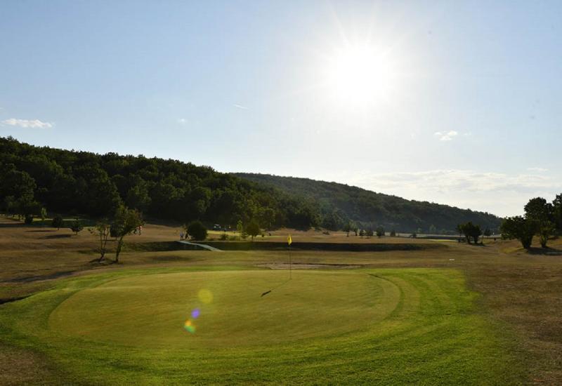 Golf tereni u Posušju - S rekordnim brojem sudionika održan golferski memorijal za Veljka Lončara