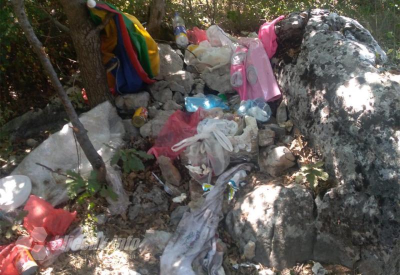 Tomislavgrad: Nesavjesni građani ostavjalju smeće uz samu plažu Marinovac - Tomislavgrad: Nesavjesni građani ostavjalju smeće uz samu plažu Marinovac
