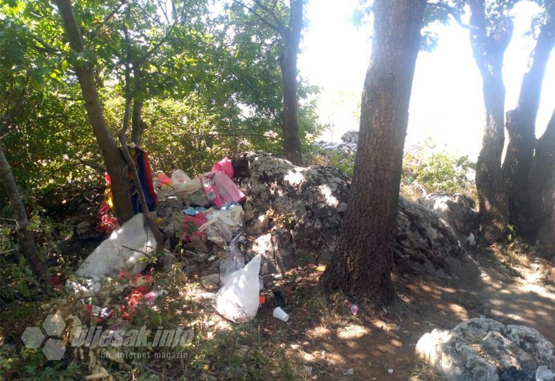 Tomislavgrad: Nesavjesni kupači ostavljaju smeće uz samu plažu Marinovac