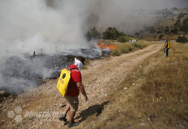 Aktiviralo se više požara iznad Vladinih kuća - Kanaderi gase požar na Čabulji 