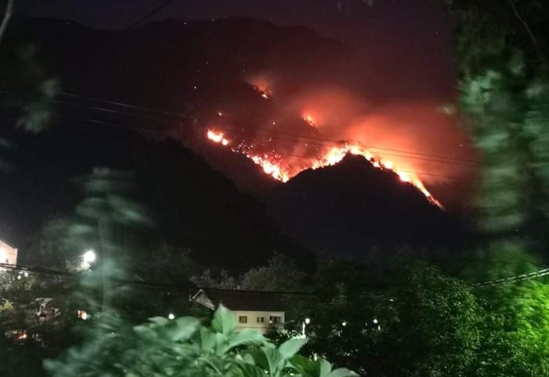 Gori Čvrsnica, požar se spušta prema naselju - Gori Čvrsnica, požar se spušta prema naseljima 
