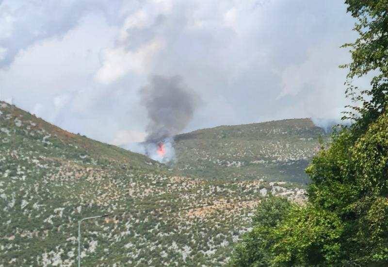 Kiša stabilizirala požar u Donjoj Jablanici, još uvijek gori u Konjicu i Stocu