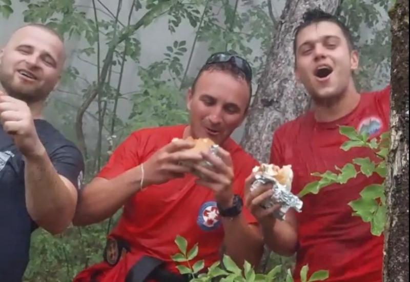  Evo kako su jablanički volonteri dočekali kišu na požarištu  - VIDEO| Evo kako su jablanički volonteri dočekali kišu na požarištu 