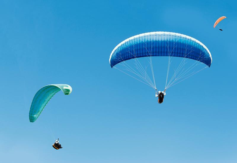 U Ljubuškom se sudarila dva paraglidera!