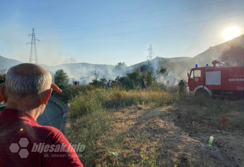 Požar u naselju Rudnik, vatra opasno blizu kućama  - Požar u naselju Rudnik, vatra opasno blizu kućama 