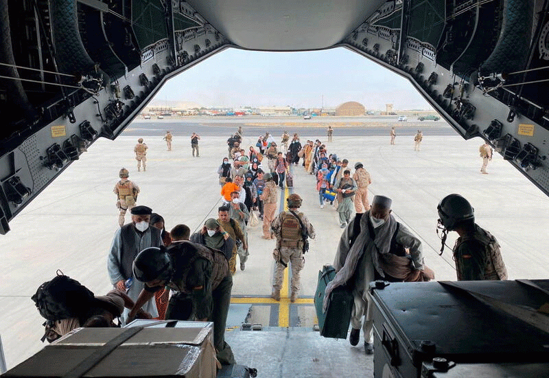 Očajni Afganistanci zapeli na aerodromskoj ničijoj zemlji - Očajni Afganistanci zapeli na aerodromskoj ničijoj zemlji