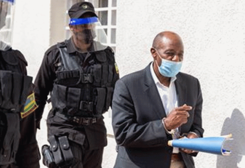 Suđenje Paula Rusesabaginu - Suđenje junaku 