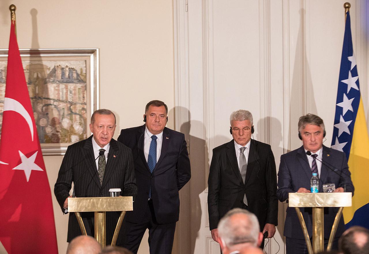 Erdogan se sastao s članovima Predsjedništva; ispred zgrade ga dočekali  Komšić i Džaferović / Bljesak.info | BH Internet magazin
