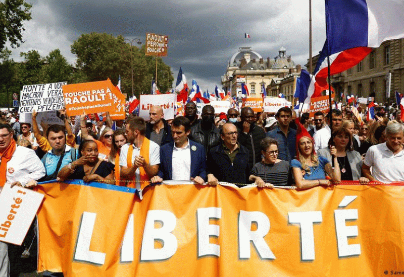 Francuzi već tjednima prosvjeduju protiv strogih mjera predsjednika Macrona za suzbijanje pandemije - Nasilni prosvjedi antivaksera u nekoliko europskih zemalja