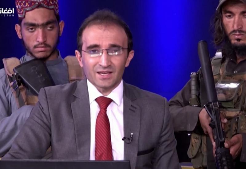 Afganistanska televizija: Voditelj čita vijesti okružen naoružanim talibanima