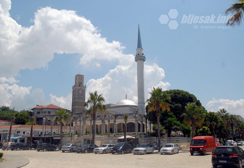 Sahat-kula i džamija - Kavaja, gradić iz kojeg je krenula revolucija 1990.