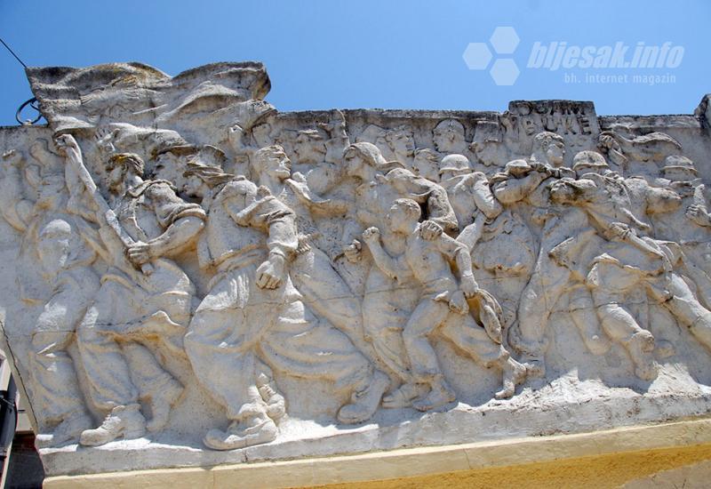 Detalj sa spomenika iz Hodžinog doba - Kavaja, gradić iz kojeg je krenula revolucija 1990.