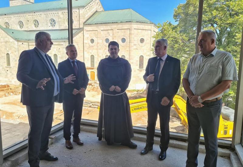Čović i Milas posjetili Franjevački samostan u Širokom Brijegu