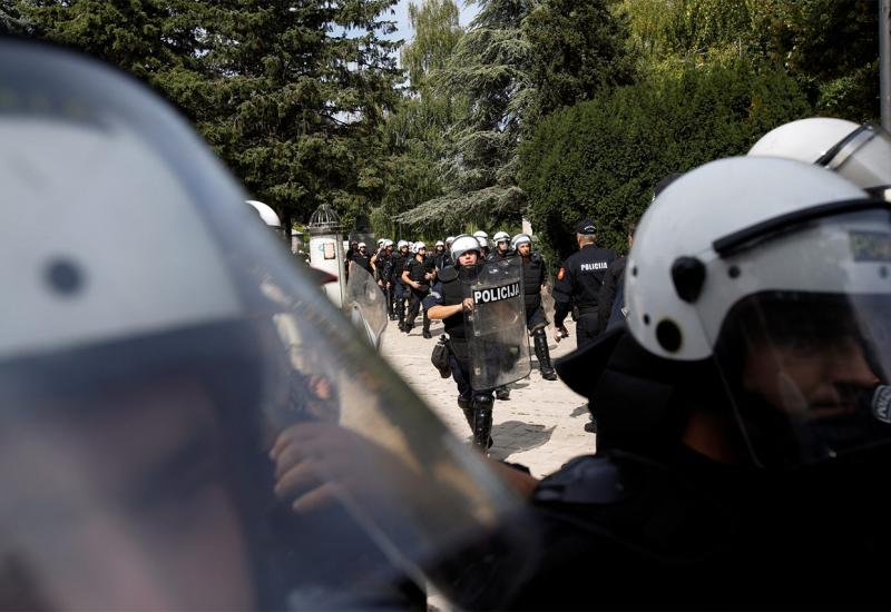 VIDEO Intervencija crnogorske policije - suzavci i šok bombe na Cetinju